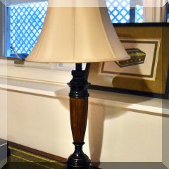 D20. Black and wood colored table lamp.